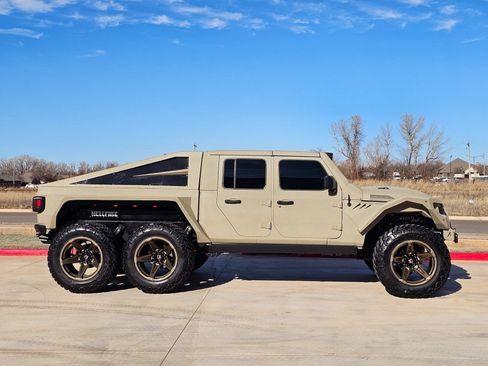 Used 2023 Jeep Gladiator Sport AWD/4WD image 6