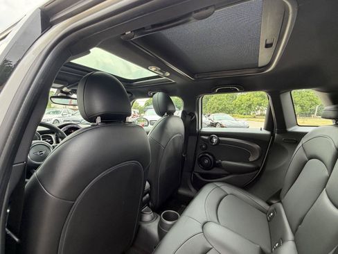 Used 2022 MINI Cooper 4-Door Hardtop w/ Premium Package FWD image 24