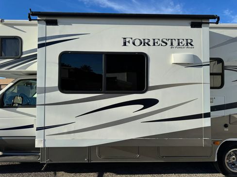 Used 2015 Ford E-450 and Econoline 450 Super Duty w/ Motorhome Prep Package RWD image 11