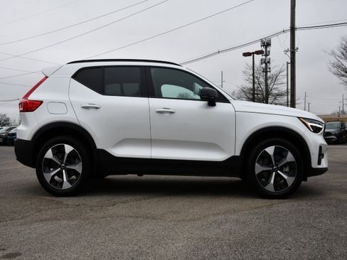 Certified 2025 Volvo XC40 B5 Plus image 8