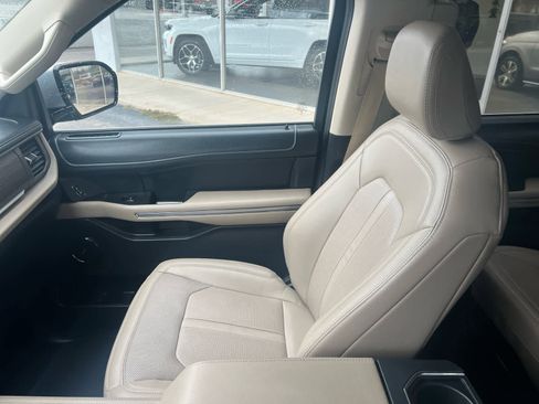 Used 2023 Ford Expedition Limited image 31