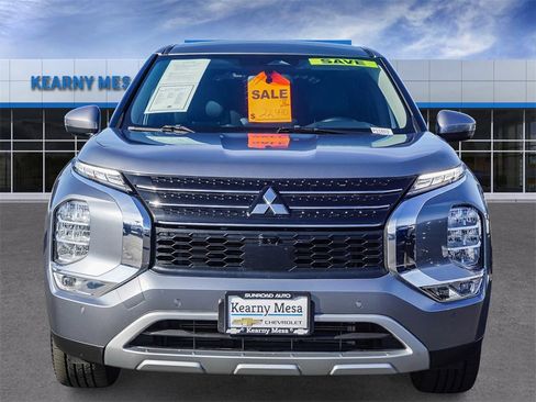 Used 2024 Mitsubishi Outlander SE image 2