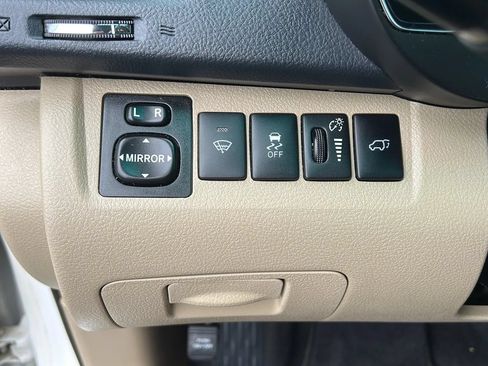 Used 2013 Toyota Highlander SE FWD image 25