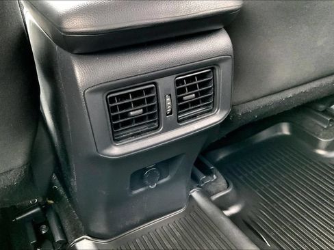 Used 2021 Toyota RAV4 LE AWD/4WD image 10