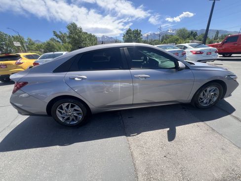 Used 2025 Hyundai Elantra Hybrid FWD image 4