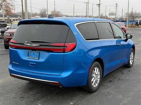 New 2026 Chrysler Pacifica Select image 3