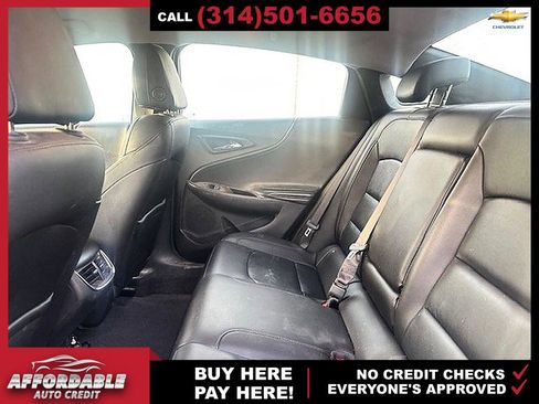 Used 2018 Chevrolet Malibu LT w/ Leather Package FWD image 4