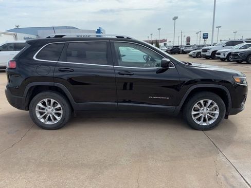 Used 2019 Jeep Cherokee Latitude w/ Cold Weather Group image 12