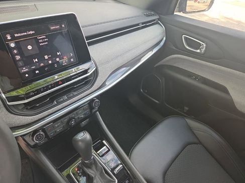 Used 2025 Jeep Compass Latitude image 3