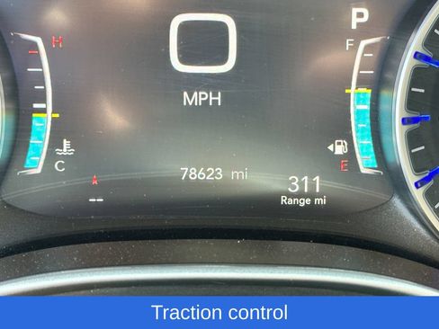 Used 2023 Chrysler Pacifica Touring-L FWD image 3