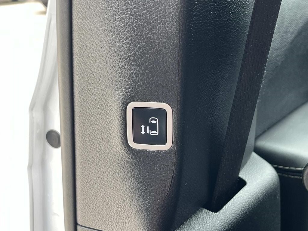 Used 2025 Chrysler Pacifica Limited FWD image 18