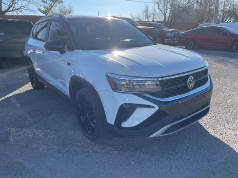 Used 2023 Volkswagen Taos SE w/ Panoramic Sunroof Package image 4