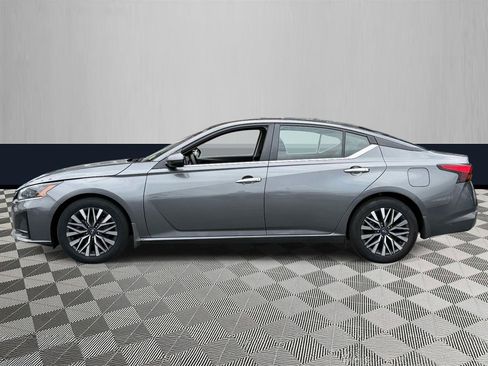 Used 2023 Nissan Altima 2.5 SV FWD image 3