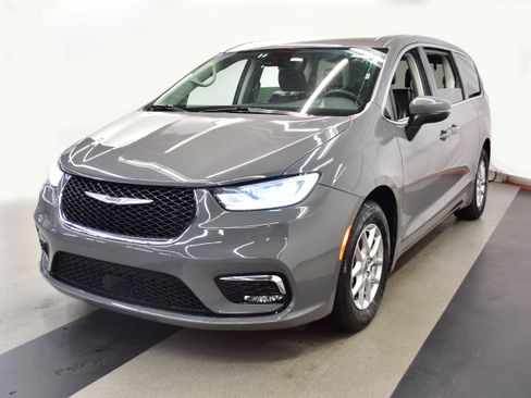 Used 2023 Chrysler Pacifica Limited FWD image 4