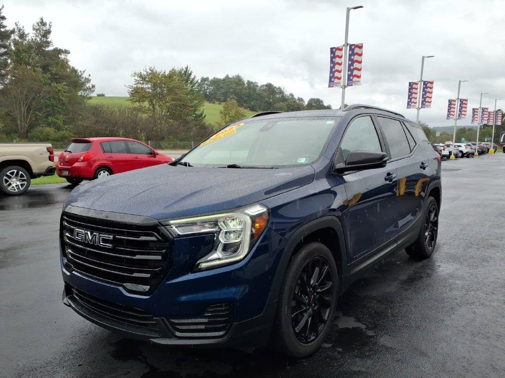 Used 2023 GMC Terrain SLE w/ Driver Convenience Package AWD/4WD image 4
