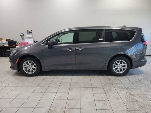 Used 2023 Chrysler Voyager LX image 8