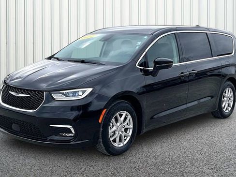 Used 2024 Chrysler Pacifica Touring-L image 2