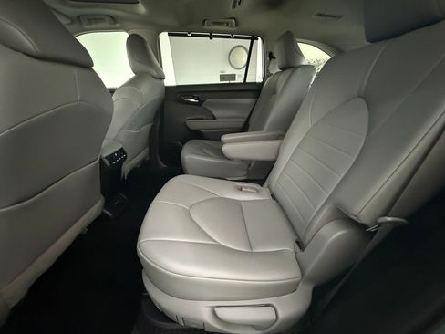Used 2021 Toyota Highlander XLE FWD image 27