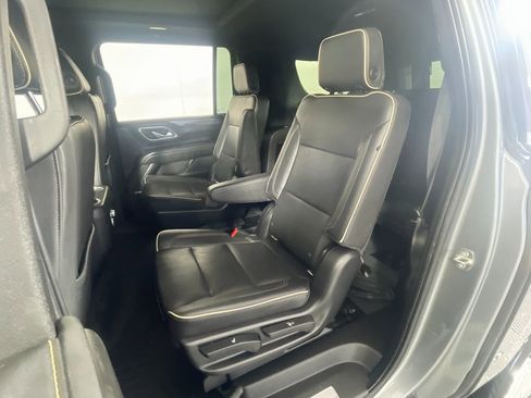 Used 2022 GMC Yukon XL SLT w/ SLT Premium Package image 25