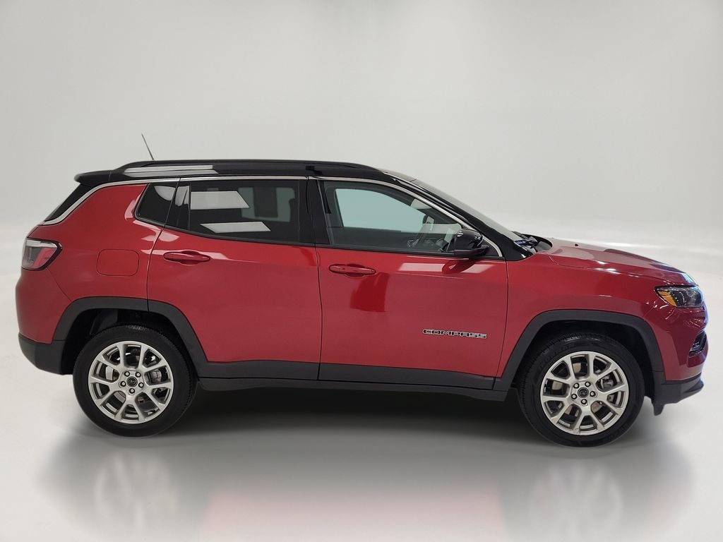 Used 2025 Jeep Compass Limited AWD/4WD image 4