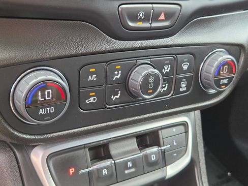 Used 2024 GMC Terrain SLT FWD image 22
