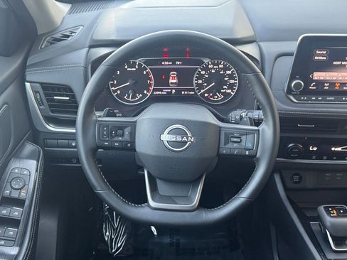 Used 2025 Nissan Rogue SV image 30