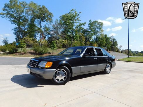 Used 1992 Mercedes-Benz 300 SE image 2