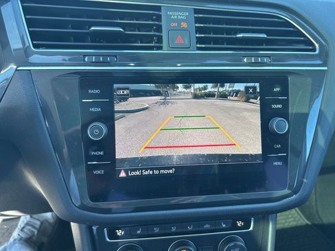 Used 2021 Volkswagen Tiguan SE w/ Panoramic Sunroof Package image 23