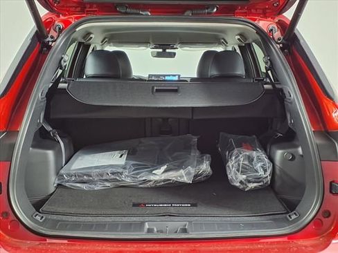 Used 2025 Mitsubishi Outlander SE image 13