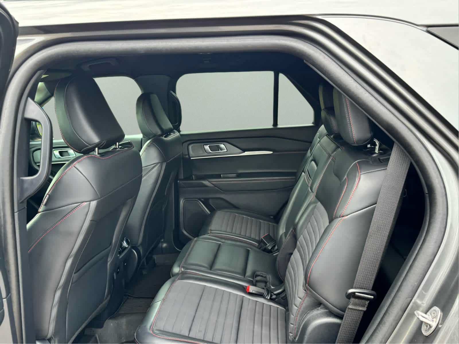 Used 2025 Ford Explorer ST-Line w/ ST-Line Street Pack AWD/4WD image 34