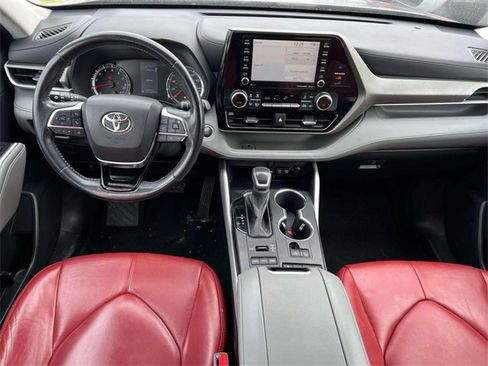 Used 2021 Toyota Highlander LE image 16
