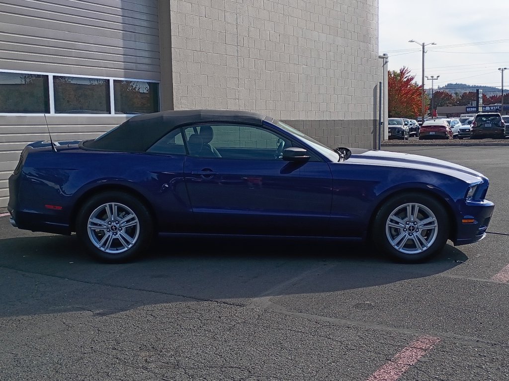 Used 2013 Ford Mustang Convertible RWD image 3