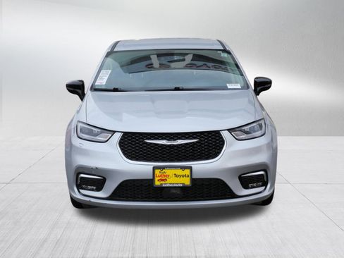 Used 2024 Chrysler Pacifica Touring-L image 2