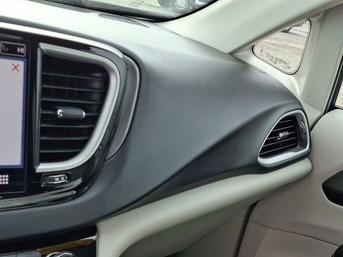 Certified 2024 Chrysler Pacifica Touring-L image 27