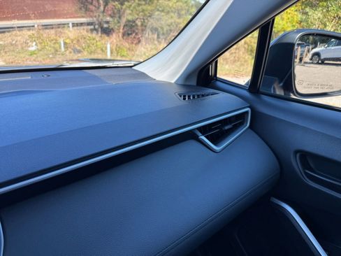 Used 2025 Toyota Corolla Cross LE image 30