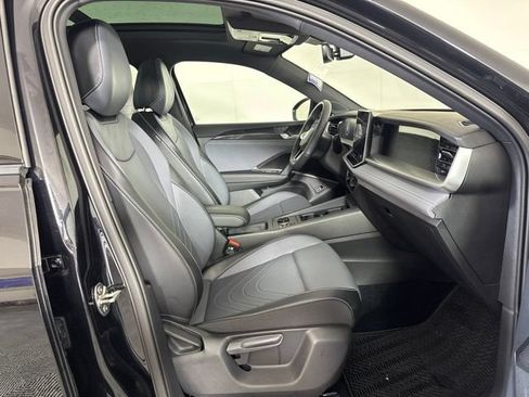 Certified 2025 Volkswagen Tiguan SE R-Line AWD/4WD image 4