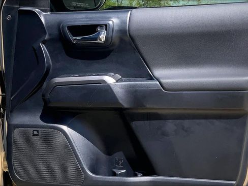 Used 2018 Toyota Tacoma TRD Sport image 22