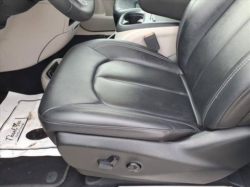 Used 2024 Chrysler Pacifica Touring-L FWD image 19