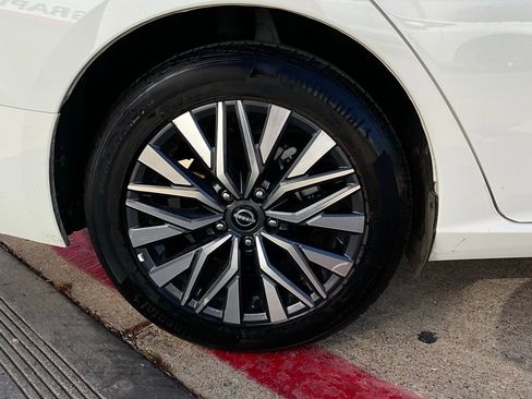 Used 2025 Nissan Altima 2.5 SV image 9