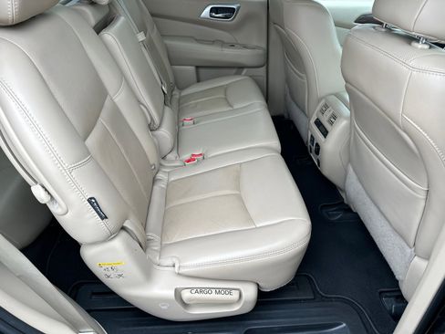 Used 2018 Nissan Pathfinder Platinum image 16