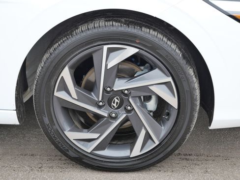 Certified 2025 Hyundai Elantra SEL image 15