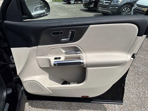 Used 2021 Mercedes-Benz GLB 250 w/ Premium Package image 15