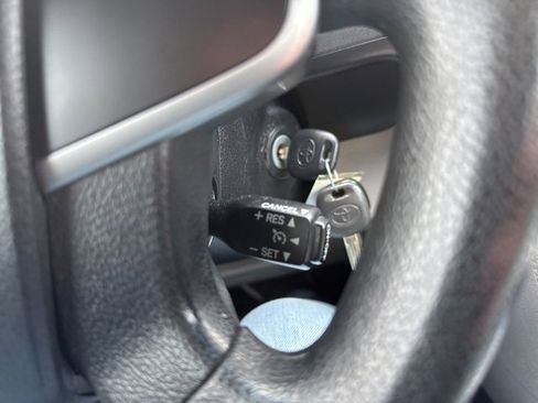 Used 2012 Toyota Camry L image 21