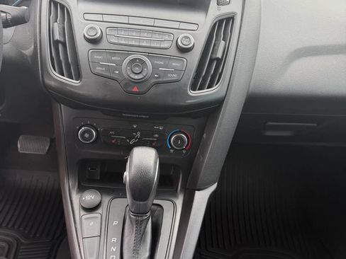 Used 2018 Ford Focus SE w/ Cold Weather Package FWD image 7