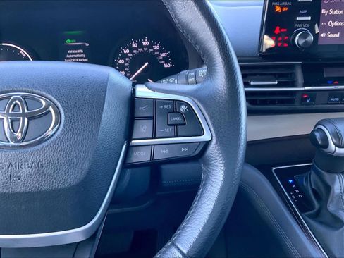 Used 2023 Toyota Sienna XLE image 25