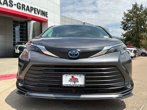 Used 2025 Toyota Sienna XLE FWD image 3