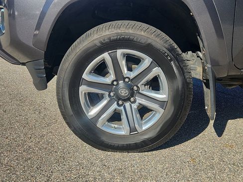 Used 2018 Toyota Tacoma Limited image 9