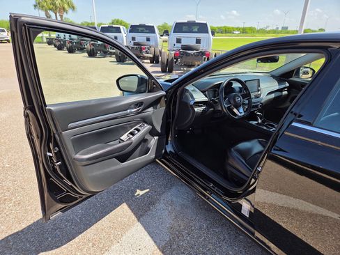 Used 2024 Nissan Altima 2.5 SR FWD image 12
