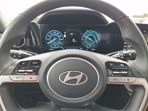 Certified 2025 Hyundai Elantra Limited FWD image 19