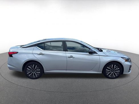 Used 2025 Nissan Altima 2.5 SV FWD image 15